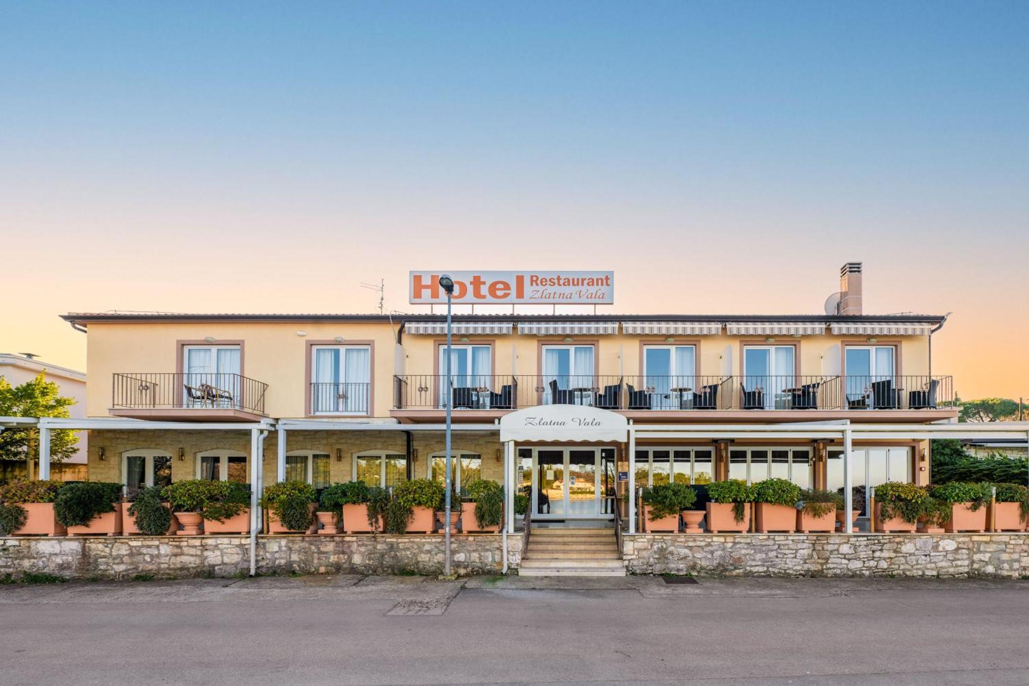Hotel Zlatna Vala Umag Exterior foto