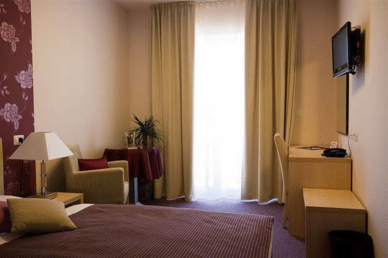 Hotel Zlatna Vala Umag Exterior foto